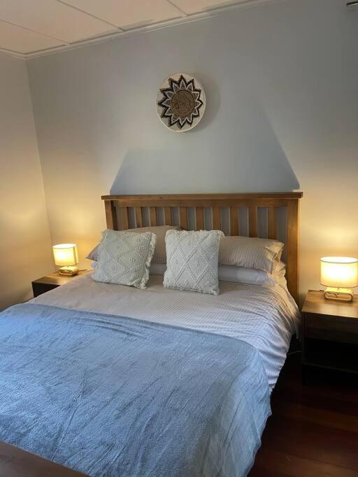 Watts, A Cosy Escape * Hamilton